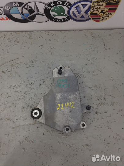 Кронштейн двигателя правый Mercedes-Benz B-180