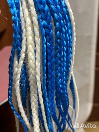 Косы из канеколона 50 см бело-голубые