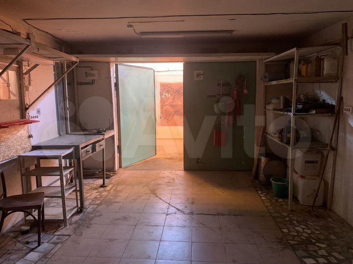 Гараж, > 30 м²