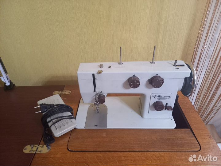 Продам швейную машинку Чайка