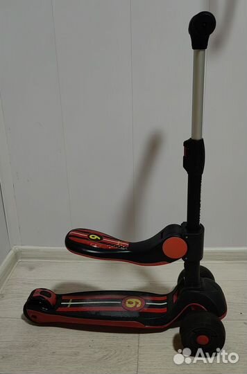 Самокат-беговел трехколесный с сиденьем