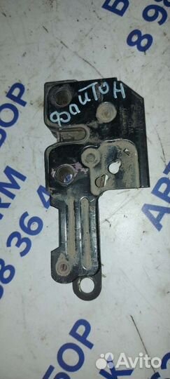 Замок капота на Volkswagen Phaeton