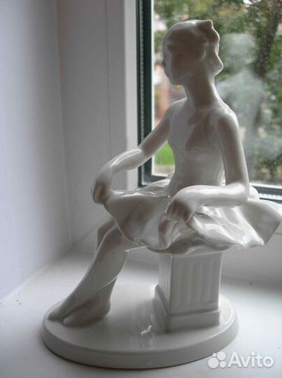 Скульптура вербилки балерина на тумбе состояние