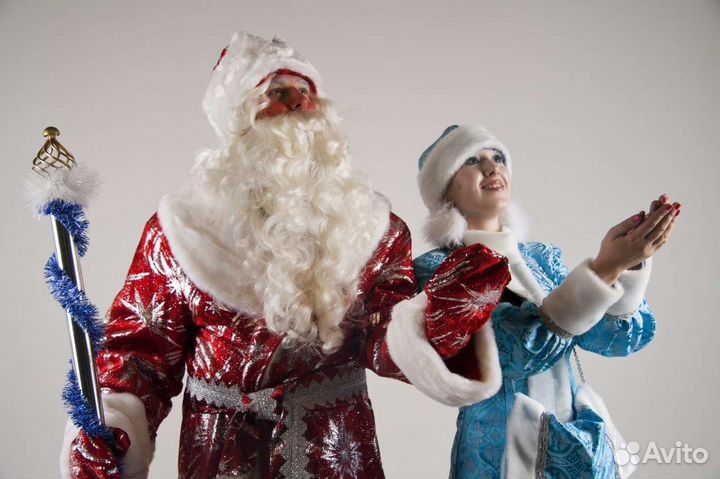 Дед Мороз и Снегурочка (можно Снеговик, Чебурашка'