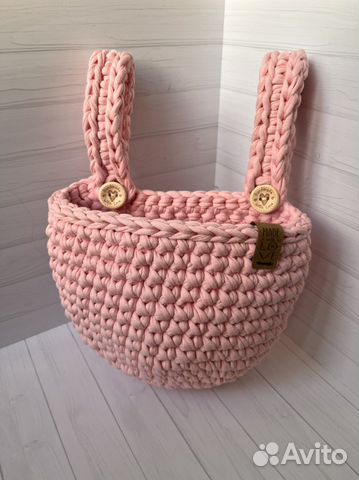 Вязаный кармашек на кроватку