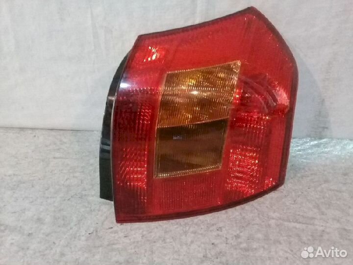 Фонарь (стоп сигнал) правый 13-64 Toyota Allex NZE