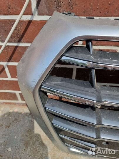 Решётка радиатора Audi Q5 2018 год с дефектом