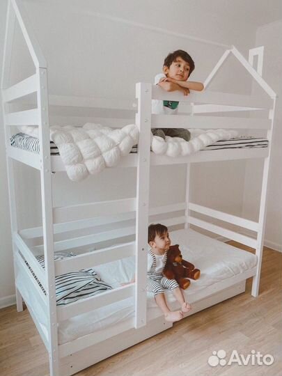 Двухьярусная кровать Домик из масива