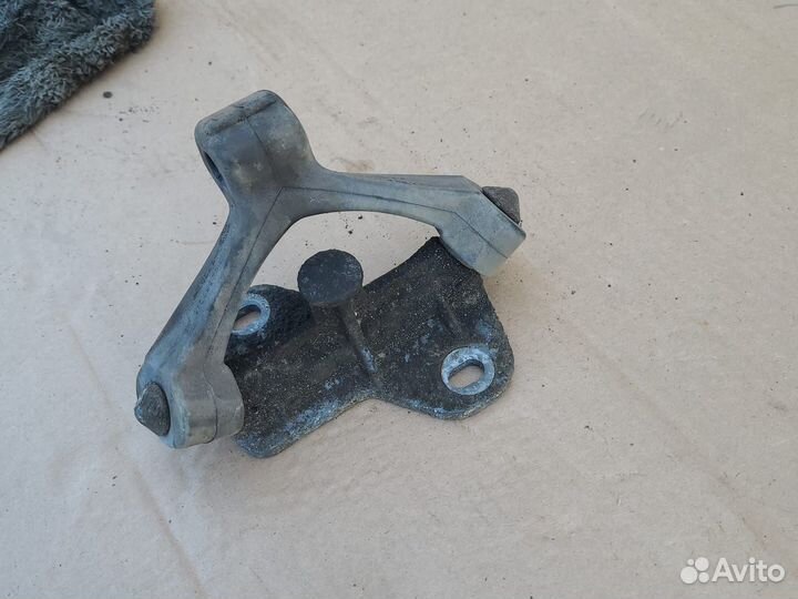 Кронштейн глушителя Audi A4 B6 2000-2005