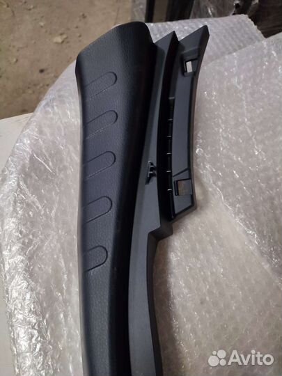 Накладка обшивка замка багажника Toyota RAV4