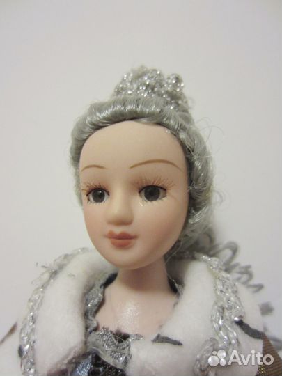 Фарфоровая кукла в образе Екатерины II. деагостини