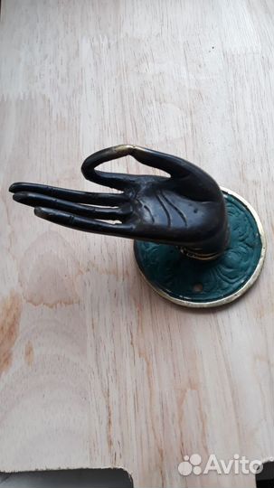 Бронзовая рука