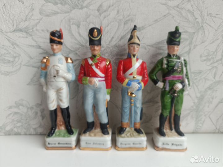 Фарфоровые статуэтки солдат. 15-16,5 см