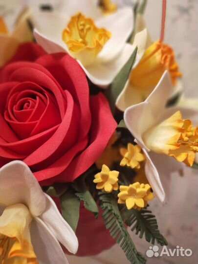 Букет-комплимент Розы с нарциссами