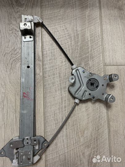 Задний стеклоподъемник правый MR573880