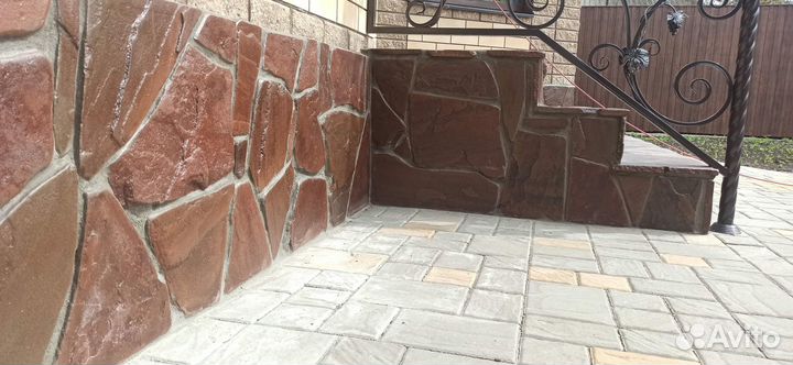 Пруды водопады, клумбы, облицовка цоколя камнем