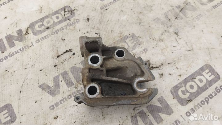 Кронштейн опоры двигателя правый Ford Kuga 1