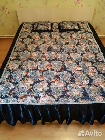 Покрывало стеганное с подушками шелк