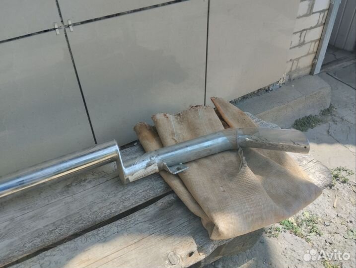 Хромированный бампер от автомобиля