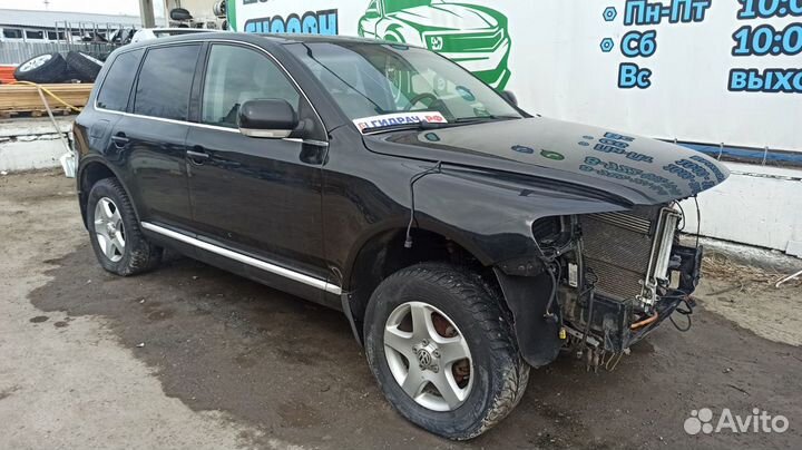 Кронштейн правый Volkswagen Touareg 7L0880676D. На обшивку стойки