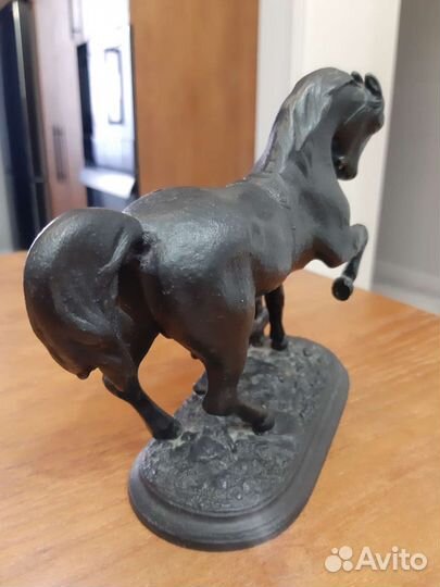 Конь у изгороди