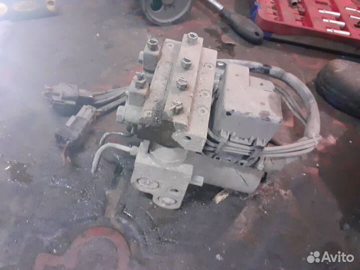 Блок ABS на Mitsubishi Space Wagon