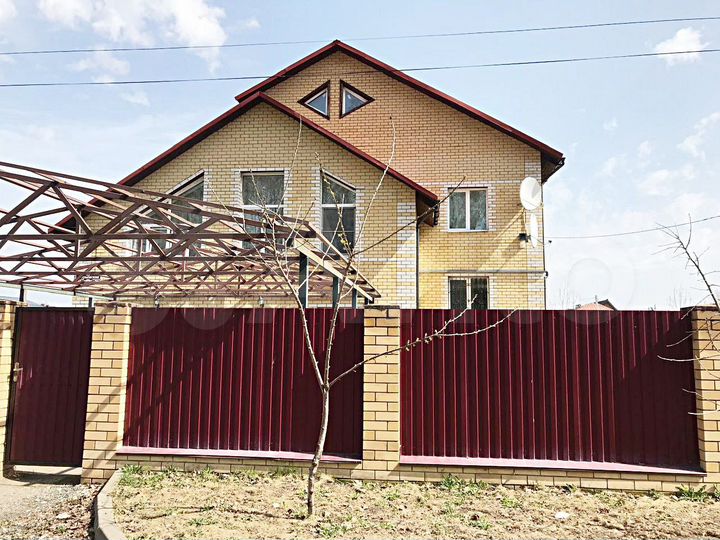 Коттедж 327,6 м² на участке 7,5 сот.