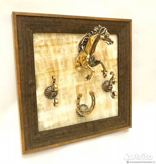 Панно выпрыгивающая лошадь