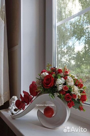 Интерьерная композиция из искусственных цветов