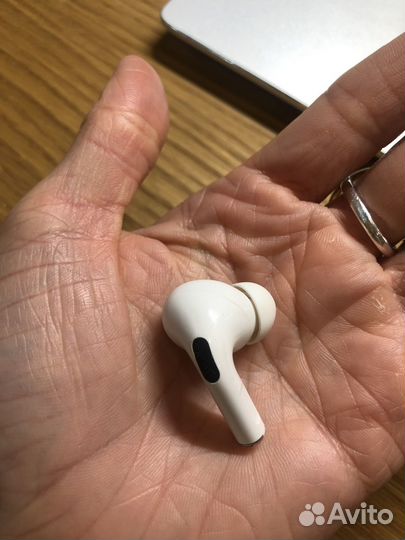 На доставке Airpods pro 2 правый