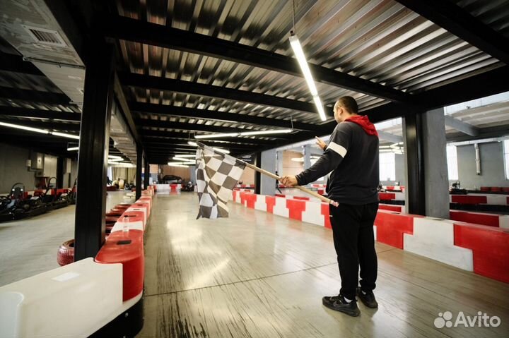 Гонка чемпионов. Заезд на крытом картинге