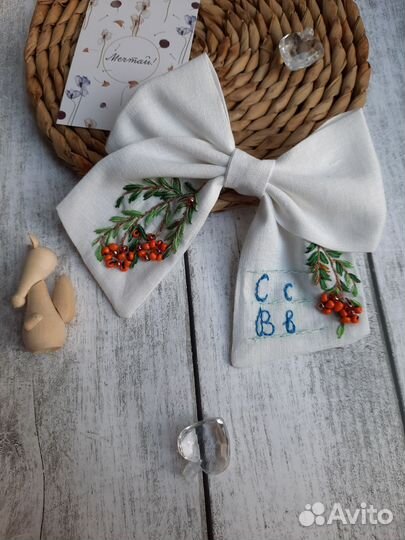 Бант с вышивкой