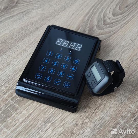 Пульт и часы официанта для вызова на кухню