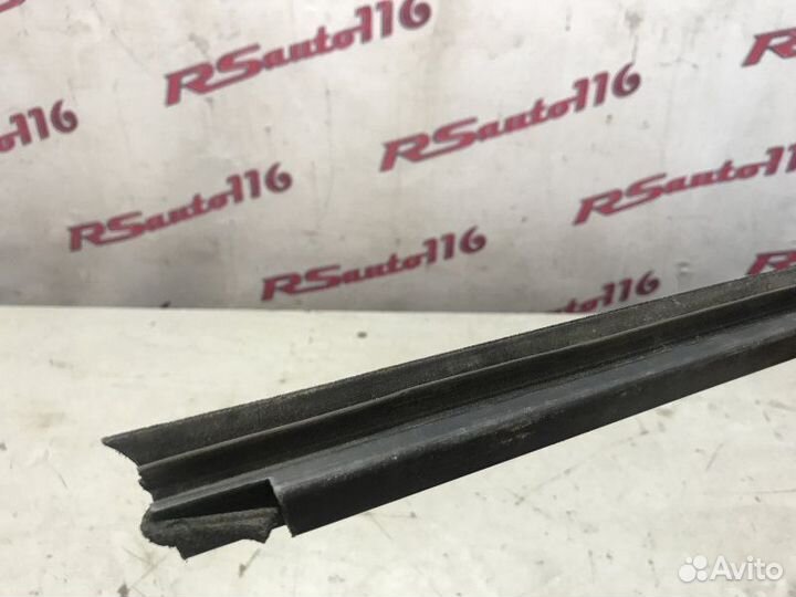 Уплотнитель стекла передний левый Infiniti G V36