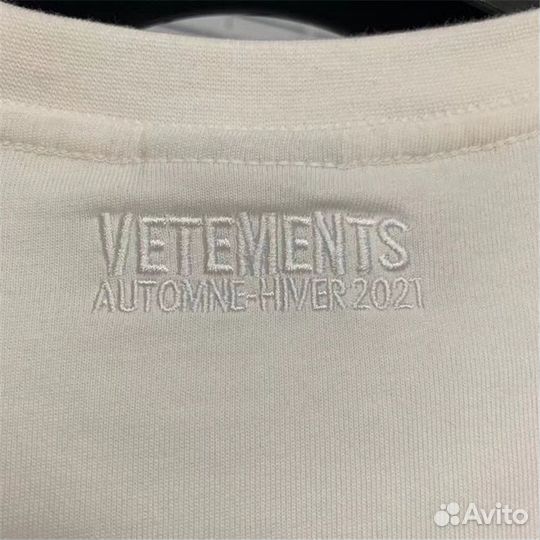 Футболка vetements на руках