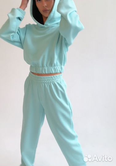 Спортивный костюм с укороченным верхом