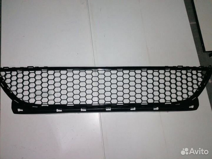 Решетка бампера передняя Logan