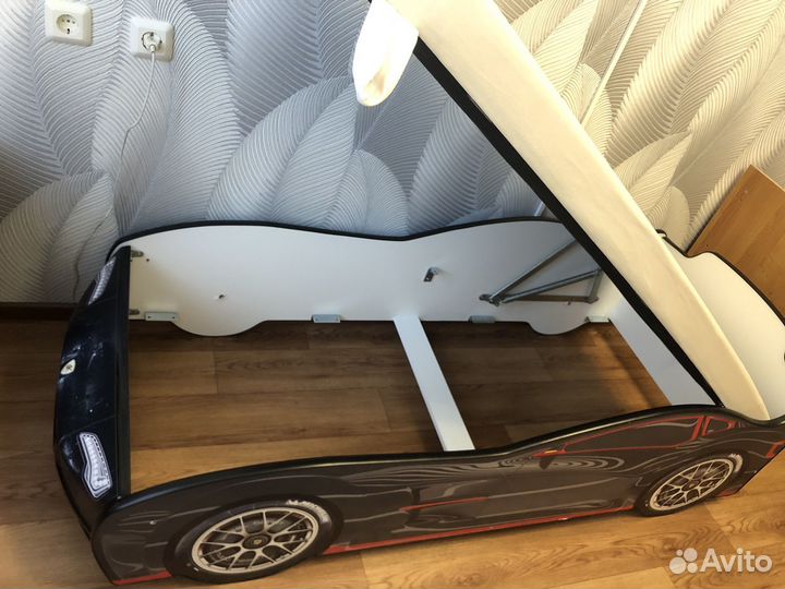 Детская кровать-машинка