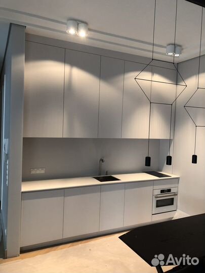 Кухня белая прямая под потолок