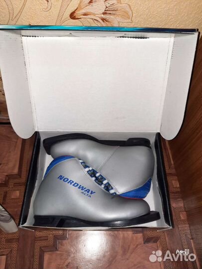 Продам лыжи и ботинки к ним комплектом