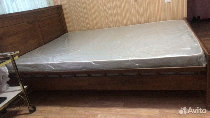 Кровать двухспальная с матрасом новая