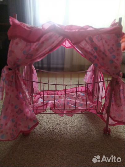 Кроватка для куклы с балдахином