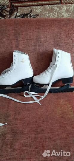 Коньки белые