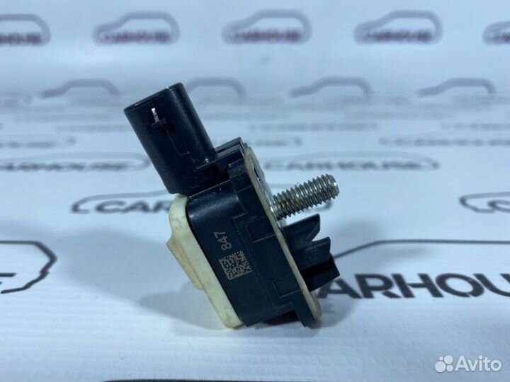 Датчик удара передний правый Volkswagen Touareg NF