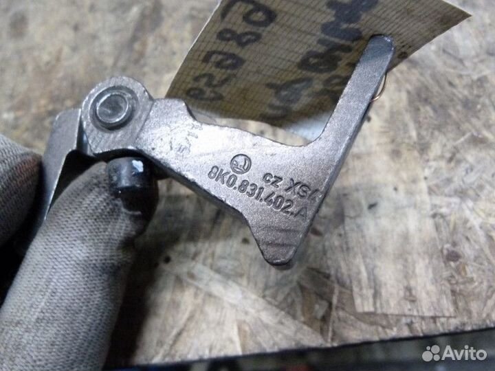 Петля двери передней правой верхняя Skoda Yeti 200