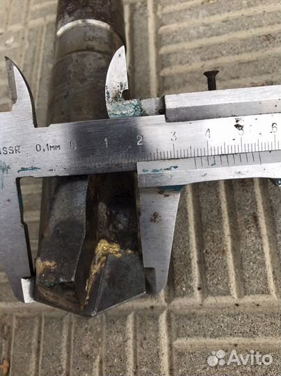 Топор, молотки каменщика, ключи, сверло