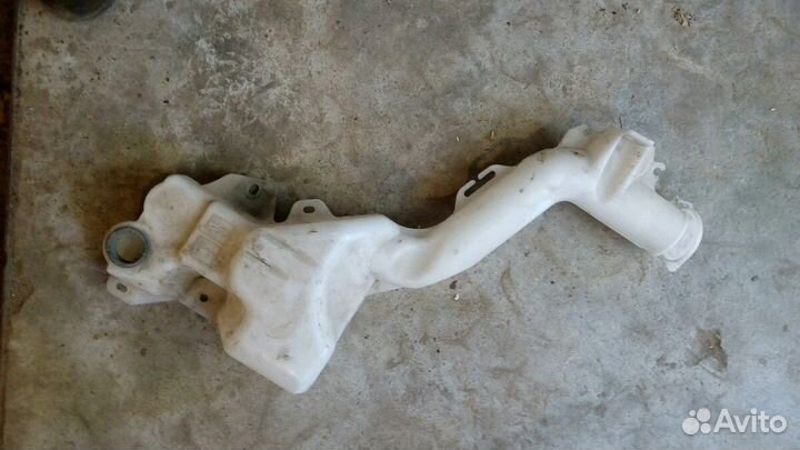 Бачок омывателя на Mitsubishi colt 2004 г