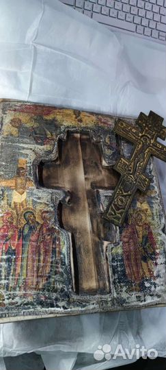 Икона распятия Христова с предстоящими