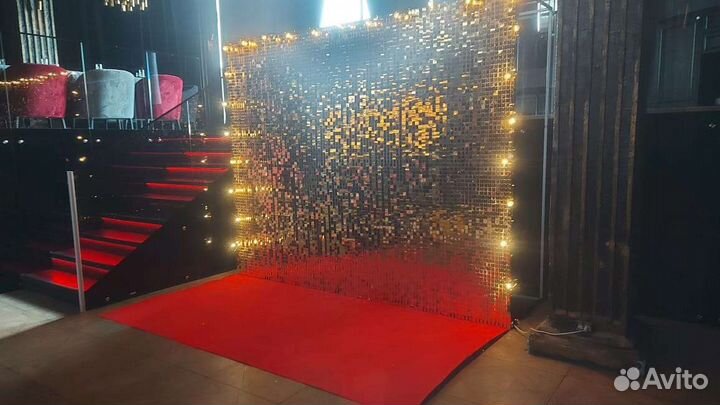 Золотая фотозона с лампочками