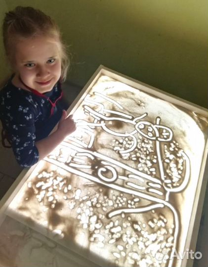 Занятия песочной анимацией. Рисование песком дома